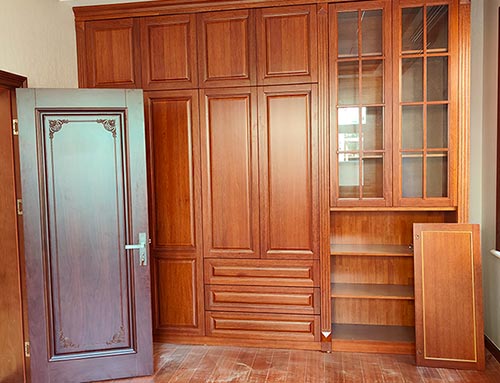 大名中式家庭装修里定制的实木衣柜效果图